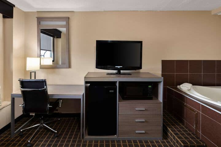 Room 33 of 60